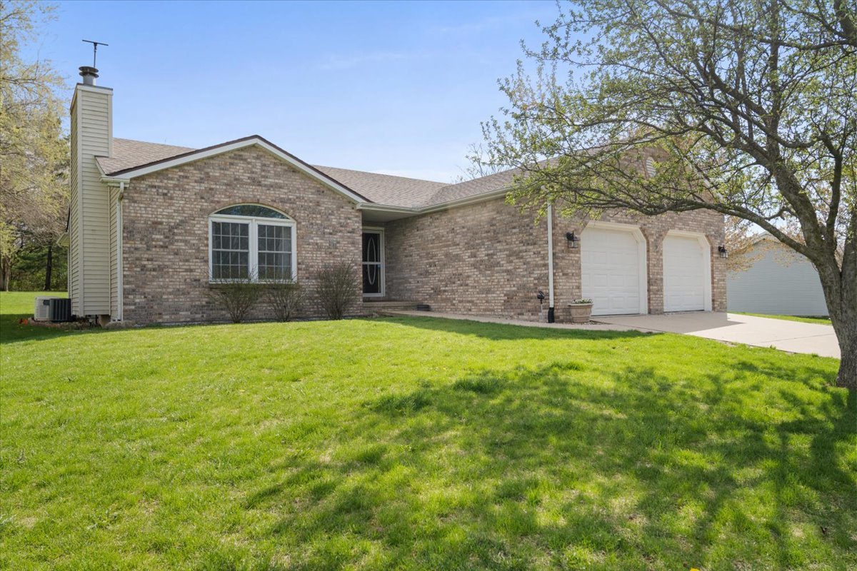 8341 Sunset Road, Carlock, IL 61725