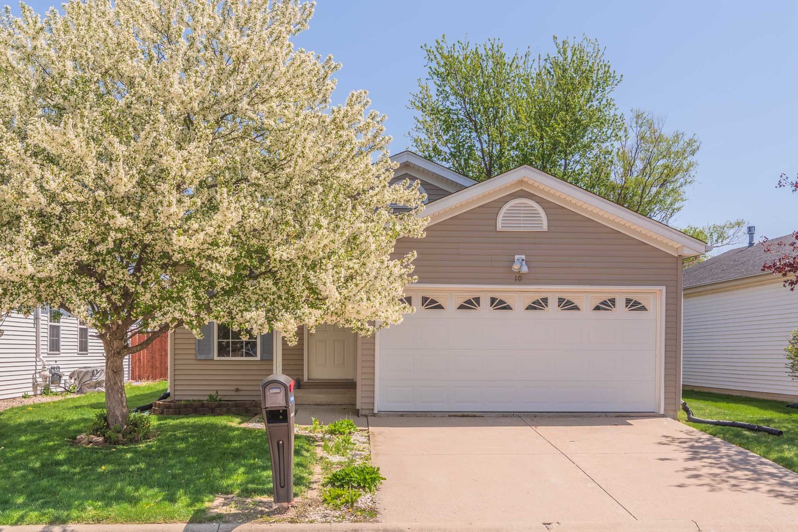 10 Fetzer Drive, Bloomington, IL 61704