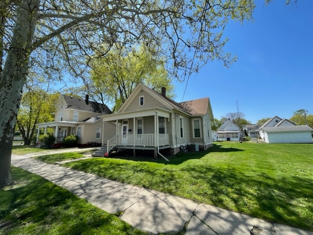1004 N Center Street, Bloomington, IL 61701