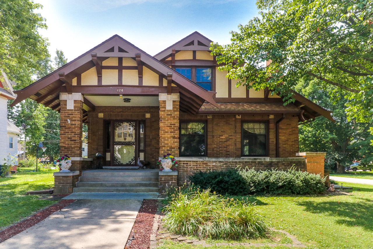 120 W 3rd Street, Delavan, IL 61734