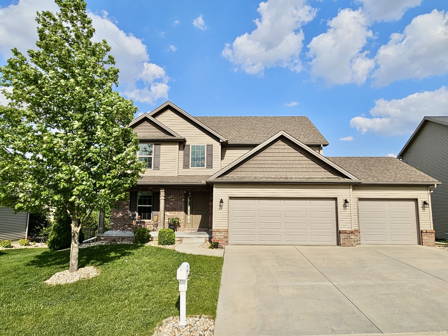 1306 Kickapoo Creek Road, Bloomington, IL 61705