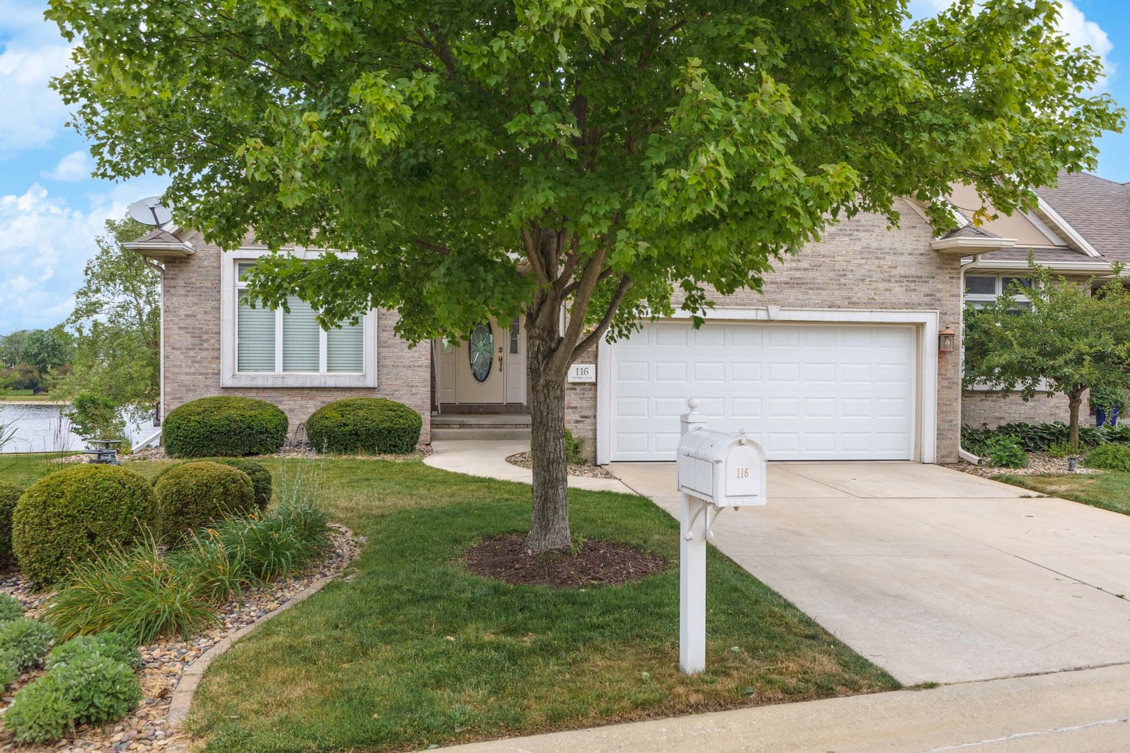 116 Hawthorne Lake Drive, Bloomington, IL 61704