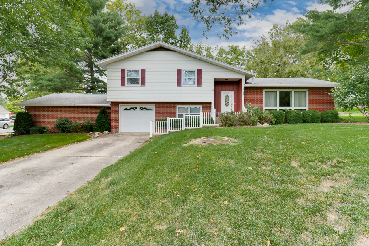 305 W B Street, Delavan, IL 61734