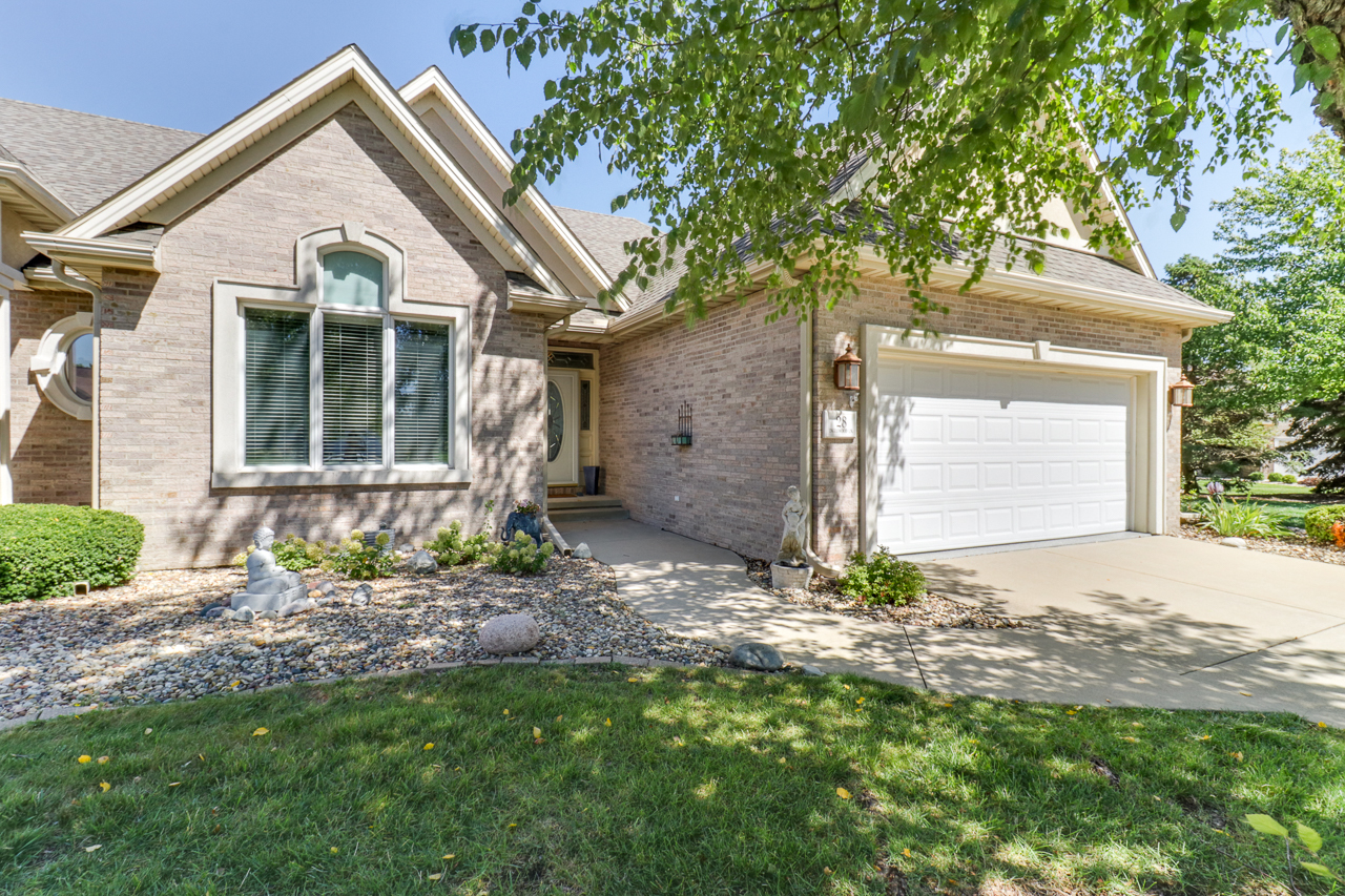 28 Inglewood Lane, Bloomington, IL 61704