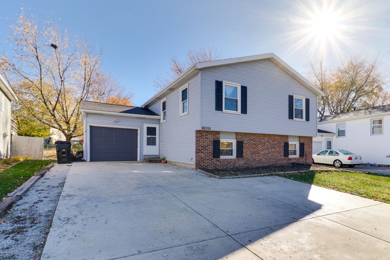 1527 N Hershey Road, Bloomington, IL 61704