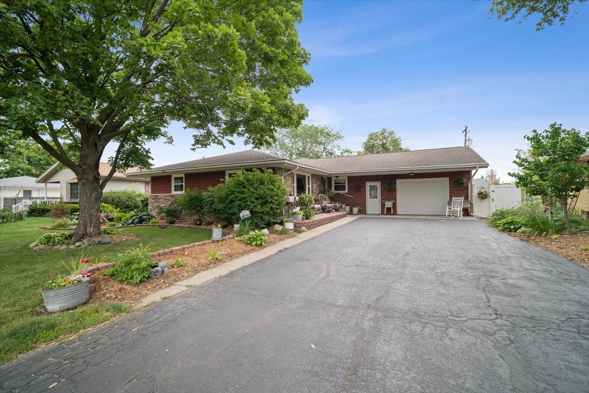 315 S 7th Avenue, Chenoa, IL 61726