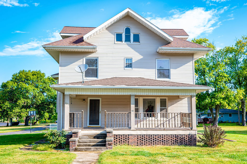 307 W Randolph Street, Heyworth, IL 61745