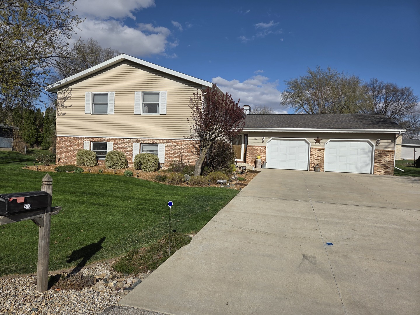 203 Delane Drive, Heyworth, IL 61745