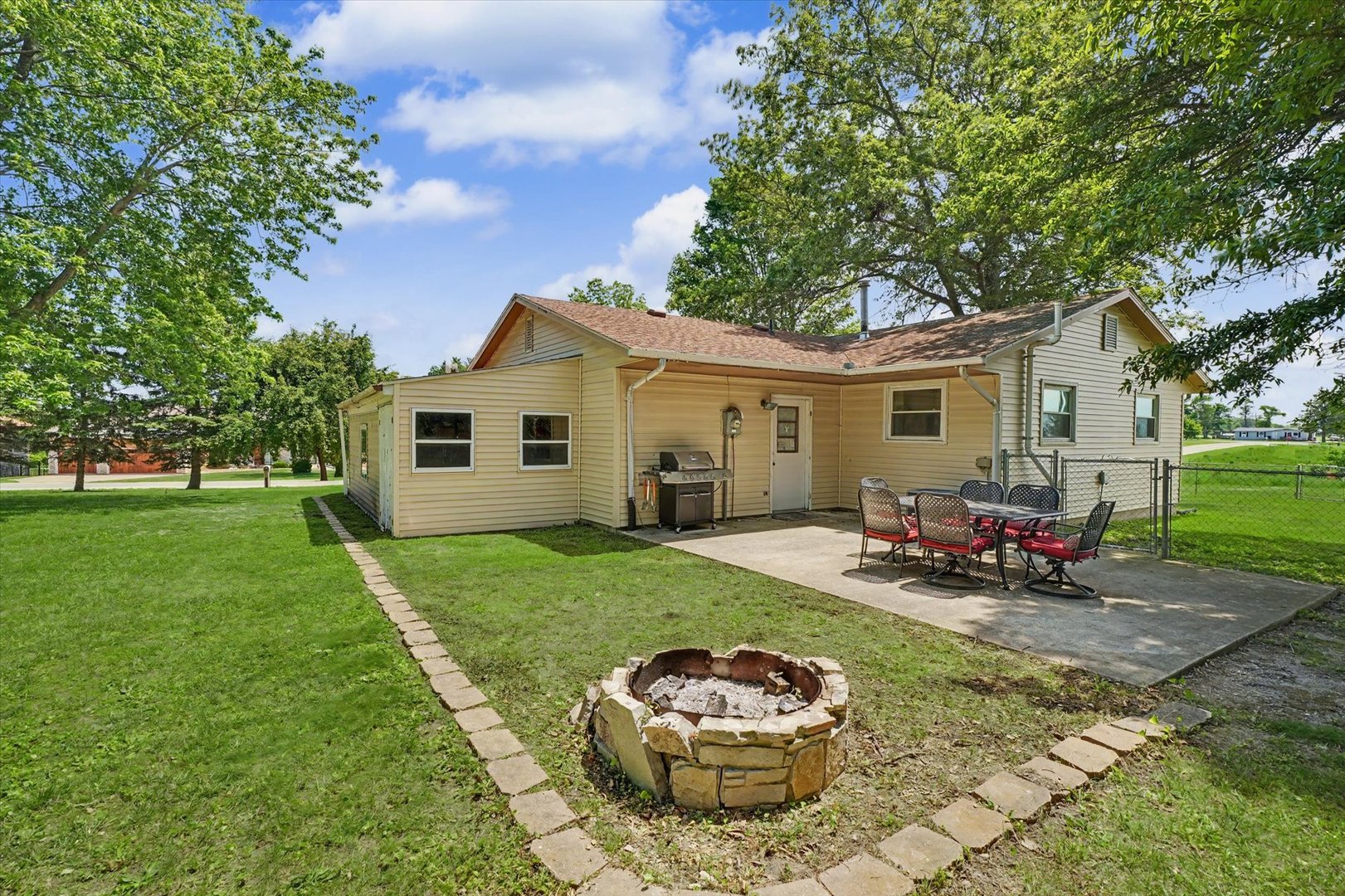 115 Choctaw Trail, Loda, IL 60948