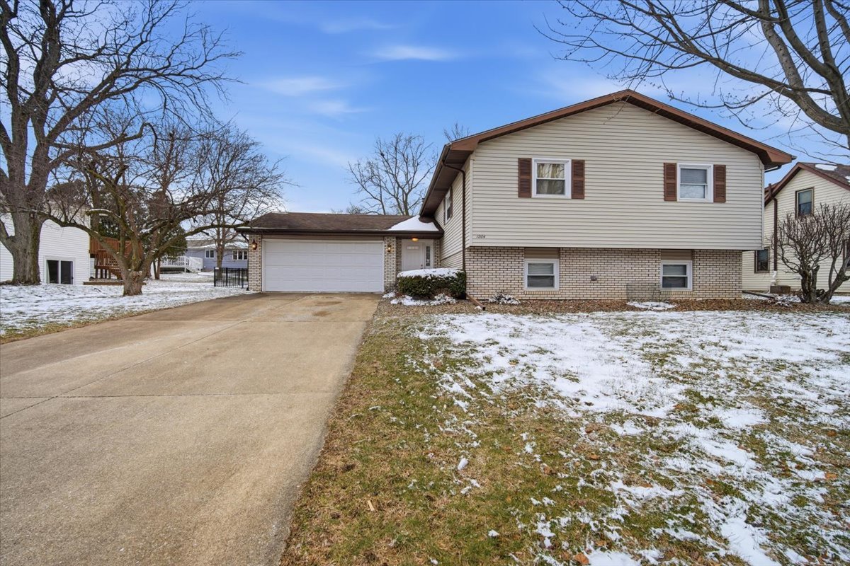 1204 Kim Drive, Bloomington, IL 61704