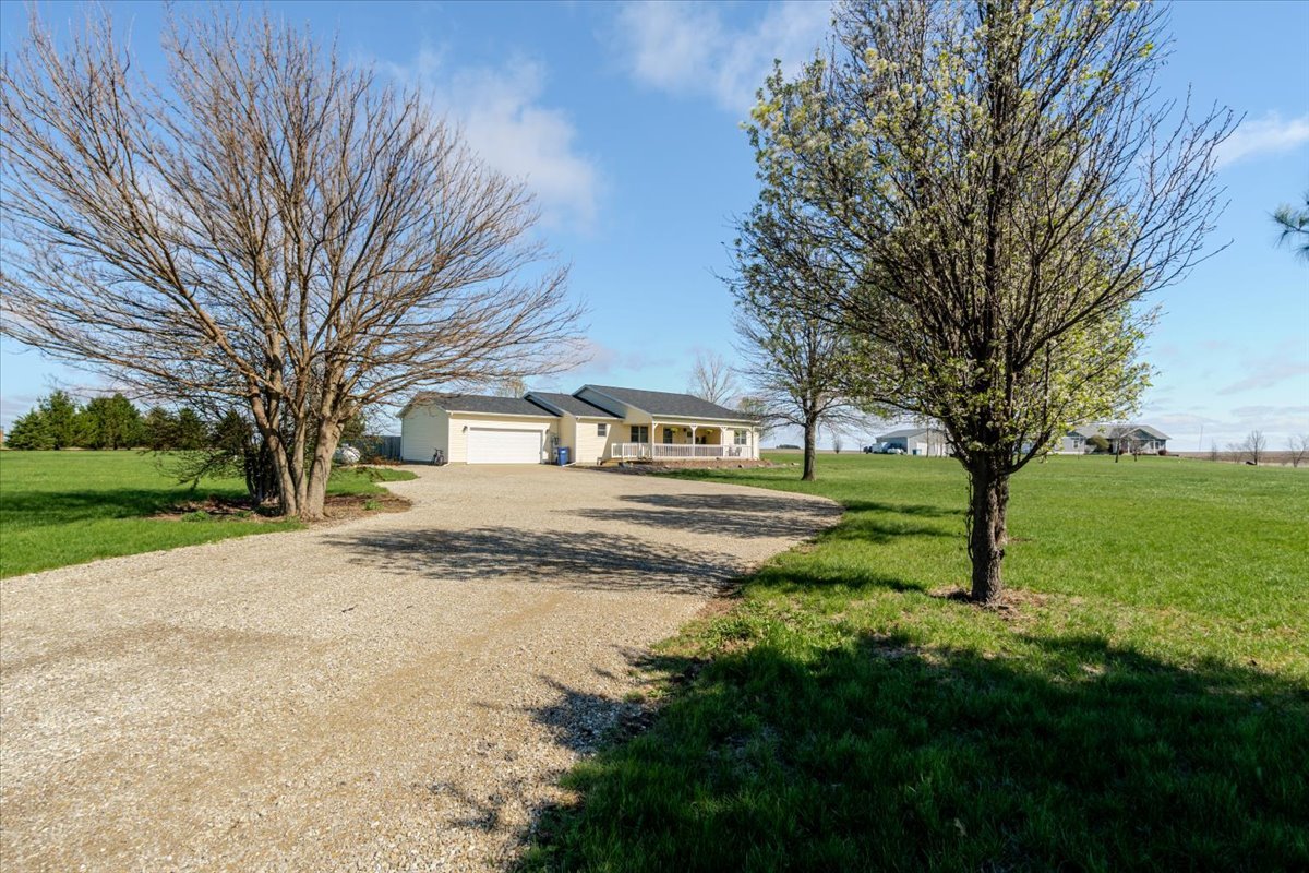 1388 E 2950 North Road, Mansfield, IL 61854