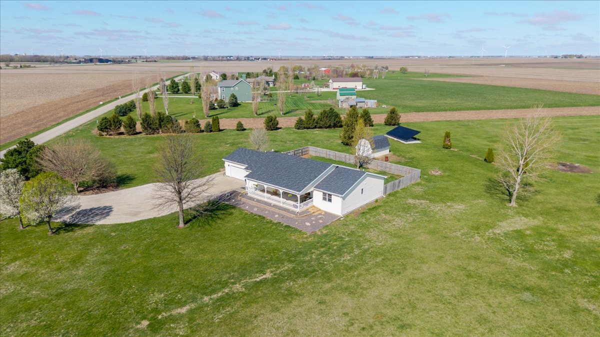 1388 E 2950 North Road, Mansfield, IL 61854