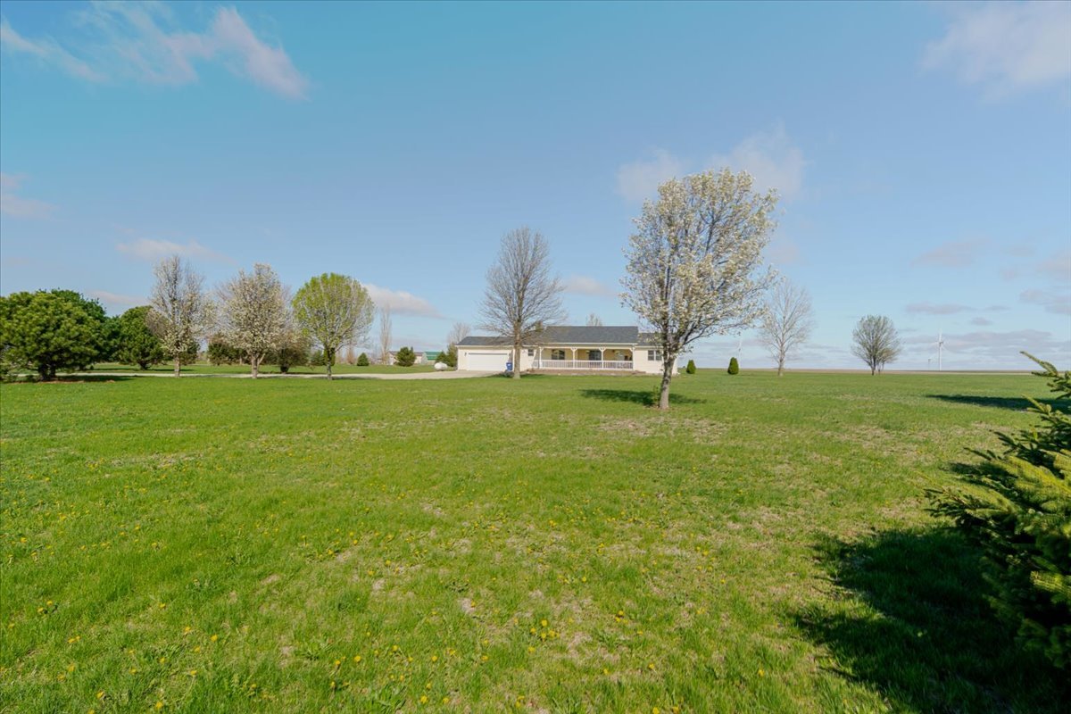 1388 E 2950 North Road, Mansfield, IL 61854