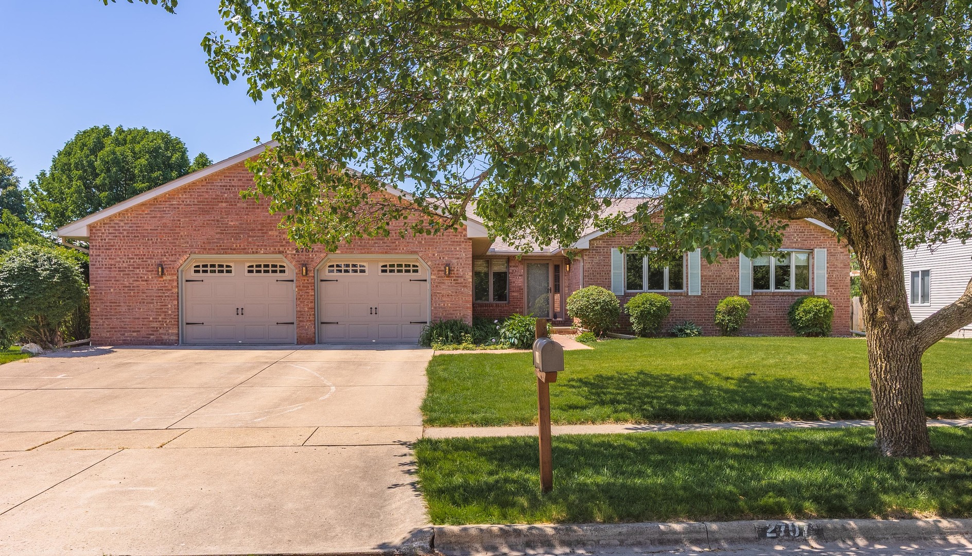 2707 Foxridge Run, Bloomington, IL 61704