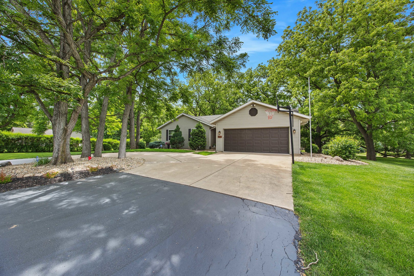 1297 N Forrest Drive, Metamora, IL 61548