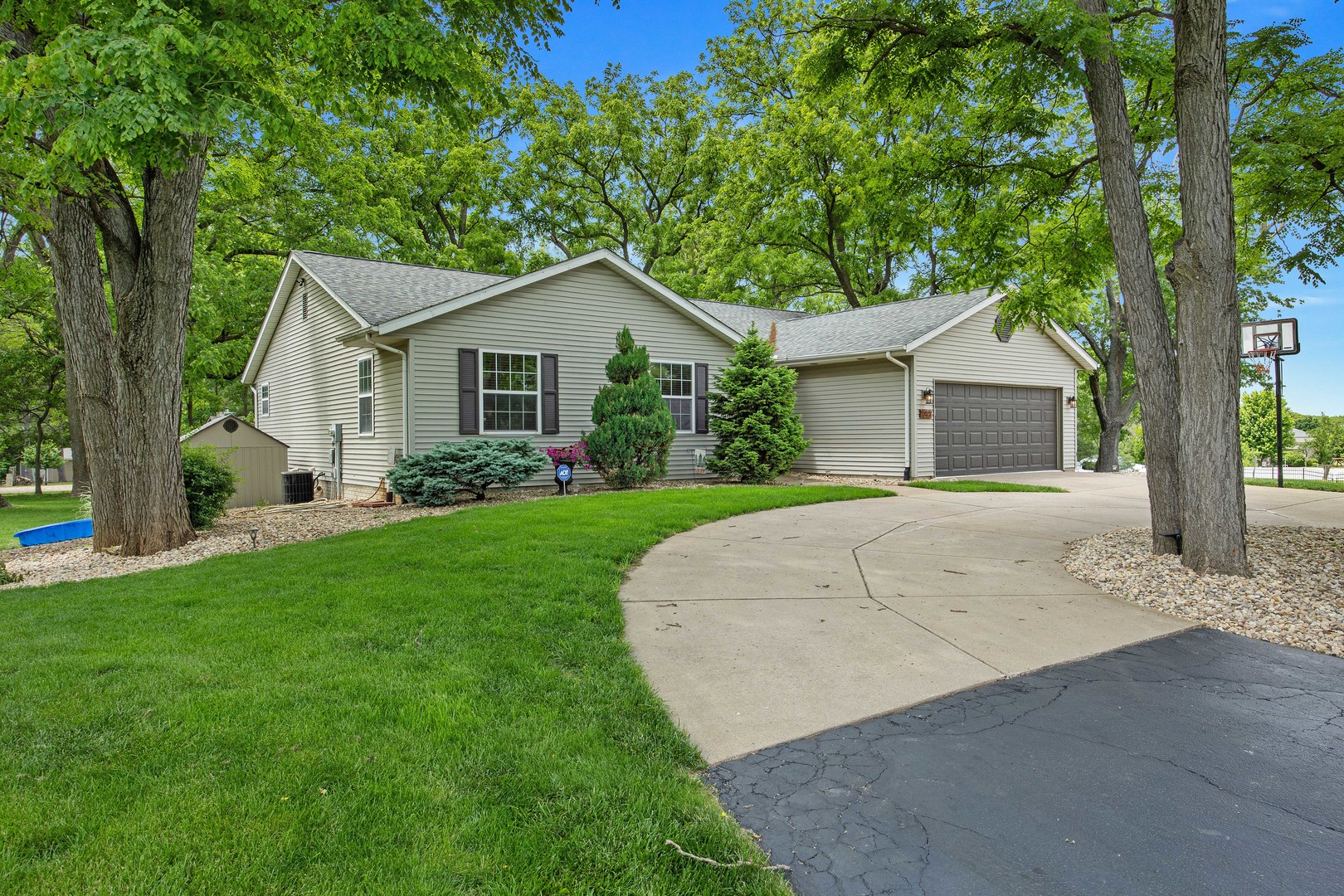 1297 N Forrest Drive, Metamora, IL 61548