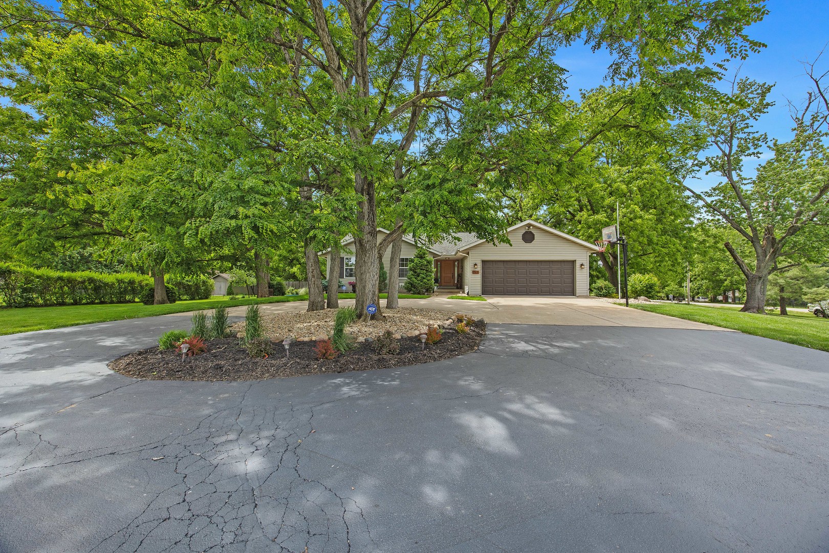 1297 N Forrest Drive, Metamora, IL 61548