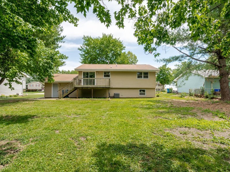124 Hilton Drive, Lexington, IL 61753
