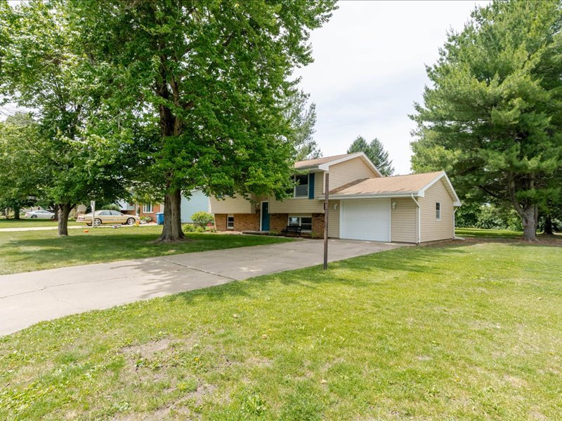 124 Hilton Drive, Lexington, IL 61753