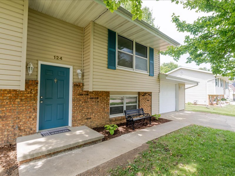 124 Hilton Drive, Lexington, IL 61753