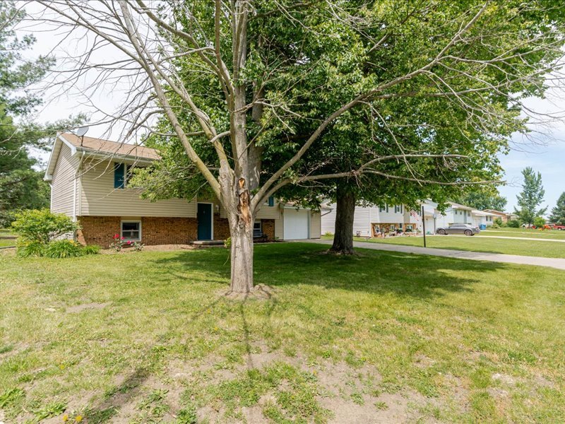 124 Hilton Drive, Lexington, IL 61753
