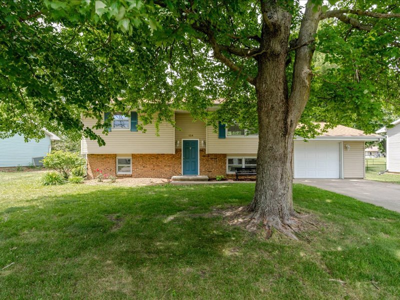 124 Hilton Drive, Lexington, IL 61753