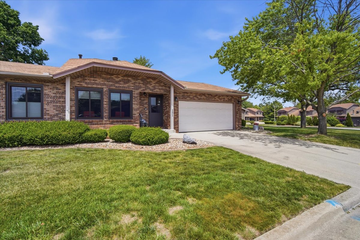 151 Manor Circle, Bloomington, IL 61701 | MLS #MRD12682994